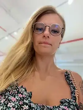 Betsy Show in webcam