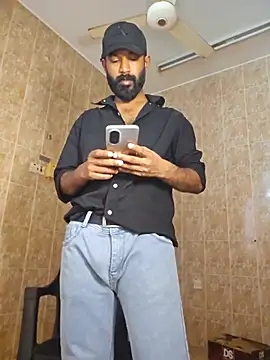 Show modela Mallukiran na web-kameri