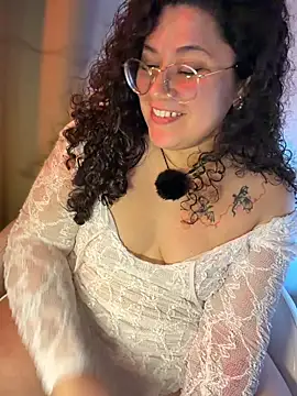 צ'אט XXX בשידור חי של CurlyMilf_Vannexxxa
