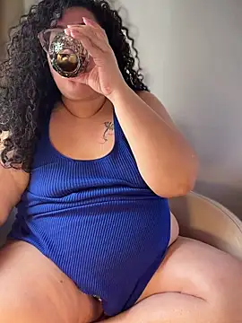 CurlyMilf_Vannexxxa Show in webcam
