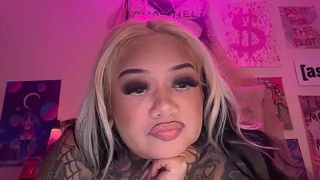 AveryLeeLane Show in webcam