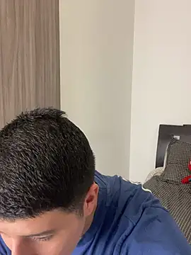 Goldenknight33 Show in webcam