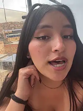 Agatta-X: διαδικτυακό σόου στην κάμερα