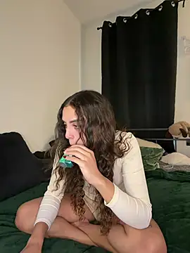 הופעת וובקאם של MilaSeren