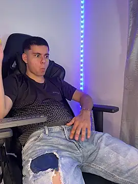 Show modela Liam_Mateo na web-kameri