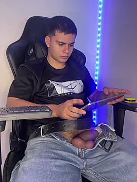 Show modela Liam_Mateo na web-kameri