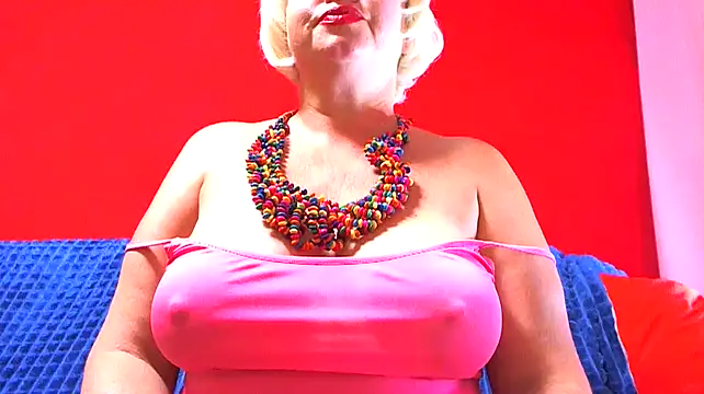 Вебкам-шоу NaughtyMILF4UX