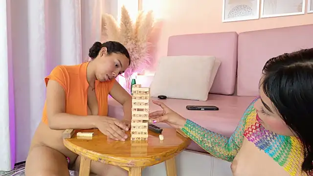 Emmy_And_Luna XXX чат на живо