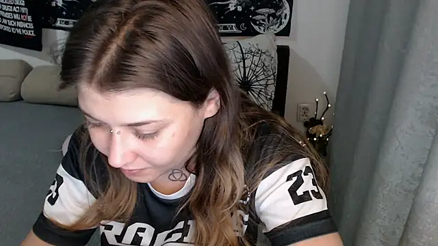 AlienforTwenty's Live XXX Chat