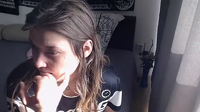 AlienforTwenty's Live XXX Chat