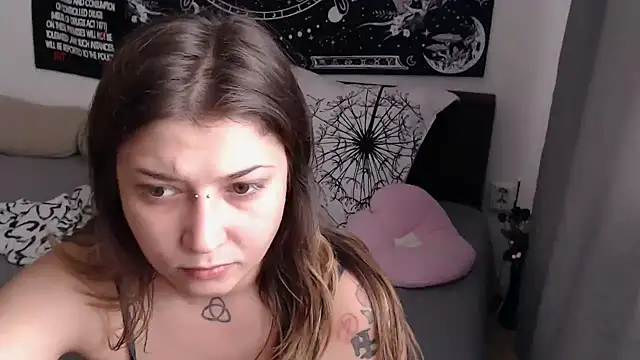 AlienforTwenty's Live XXX Chat