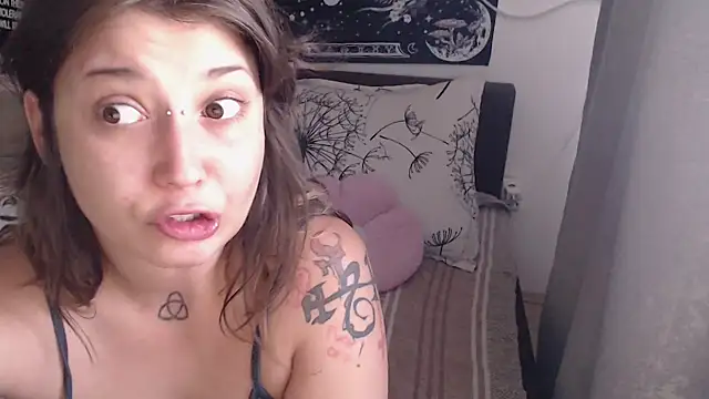 AlienforTwenty's Live XXX Chat
