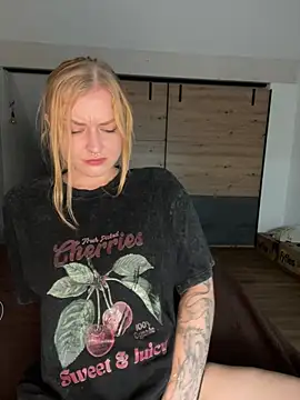 CherryyCheeks Show in webcam