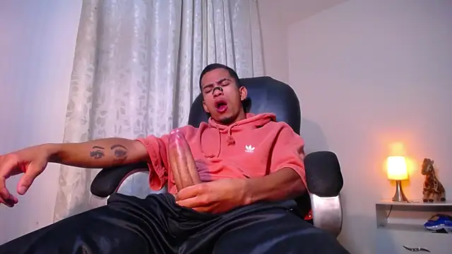 TOMBOYSEXX Show in webcam