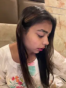 Aayra_Joshi Adlı Modelin Canlı XXX Sohbeti