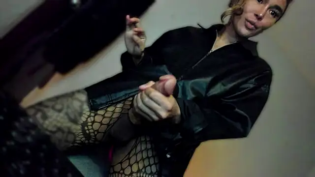 MistressNextDoor_'s Webcam Show