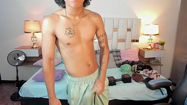 Show modela AndyKings_1 na web-kameri
