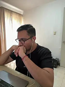 AdrianGarcia89 Show in webcam