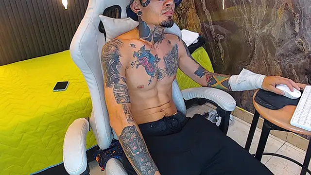 Pokazy przed kamerką – Boy_tatto77