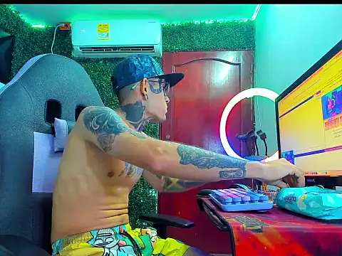 Boy_tatto77: διαδικτυακό σόου στην κάμερα