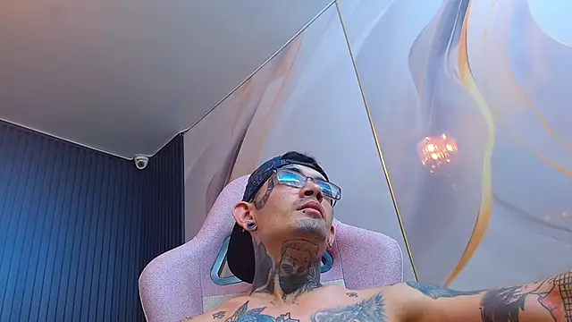 צ'אט XXX בשידור חי של Boy_tatto77