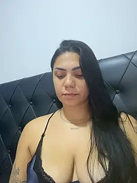 غرفة دردشة Nini_ المباشرة