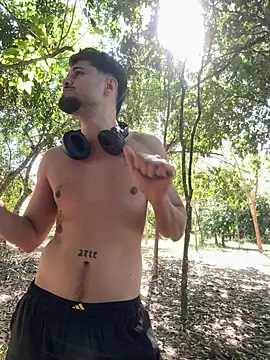 הופעת וובקאם של guzzfit