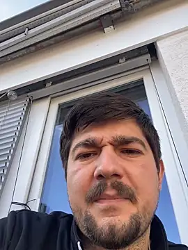 Show modela LienalWarplane na web-kameri