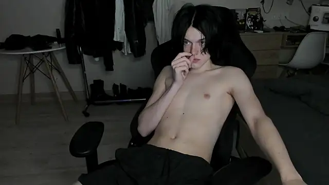 Show modela JohnGaliano na web-kameri