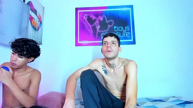 Pokazy przed kamerką – Pleasure_boys_hot