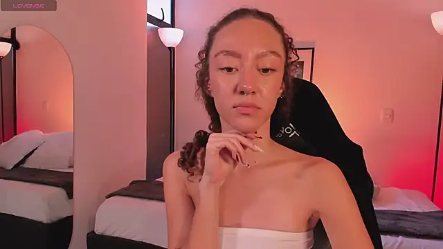 ChloeMoreti's Live XXX Chat