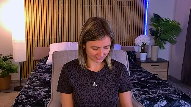 EmeraldGlow's Live XXX Chat