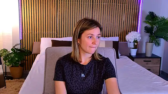 EmeraldGlow's Live XXX Chat