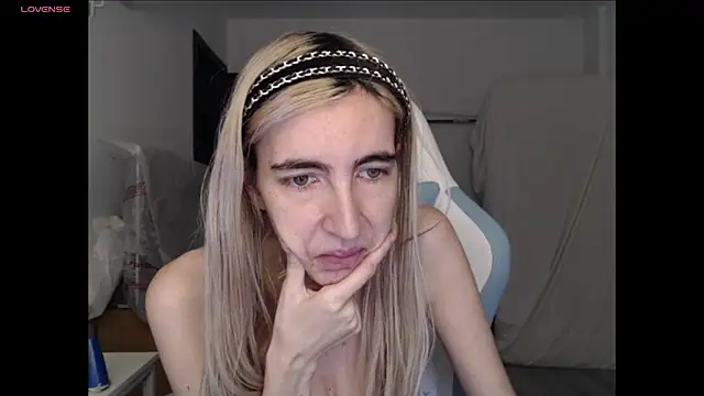 BarbieBlondieGirl's Live Chat Room