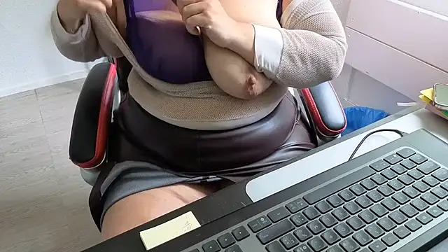 Sofiatwork Adlı Modelin Canlı XXX Sohbeti