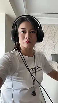 mo-mo-69 在線直播表演