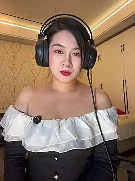 mo-mo-69's Live XXX Chat