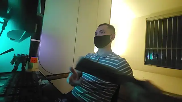 Seks show uživo modela OnlyHand9x na kameri