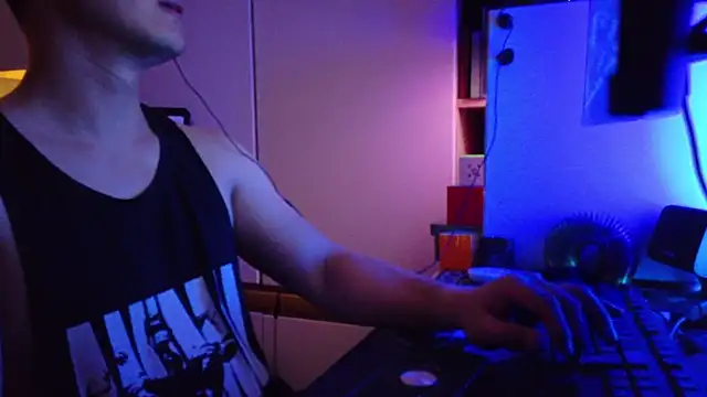 OnlyMan90 Show in webcam