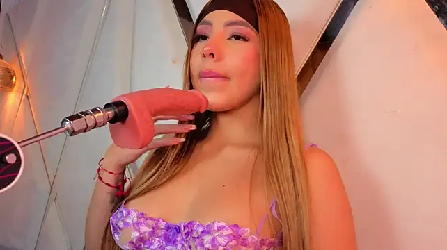 Miah_Stewart Show in webcam