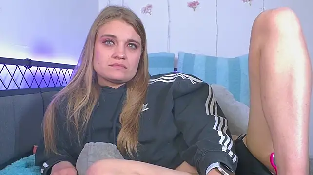 YoungSophie Show in webcam