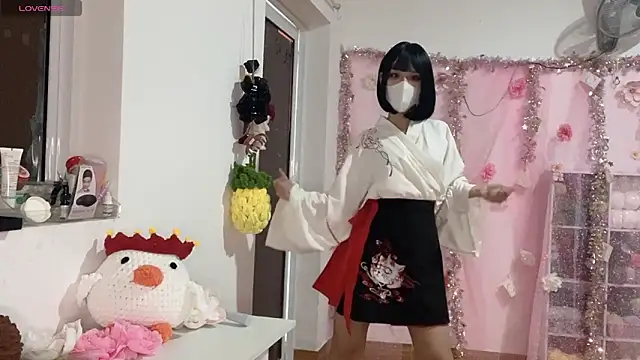 Tieu-May: вебкам-шоу