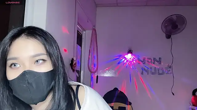 Show modela Tieu-May na web-kameri