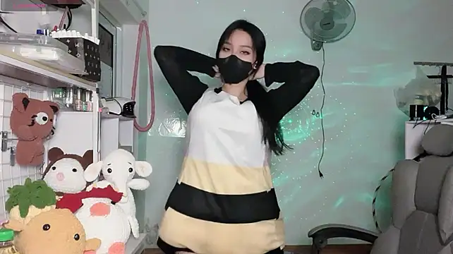 Tieu-May: вебкам-шоу