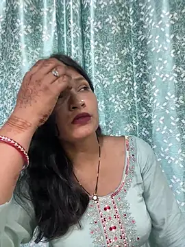 Priyaa_1433's Live XXX Chat