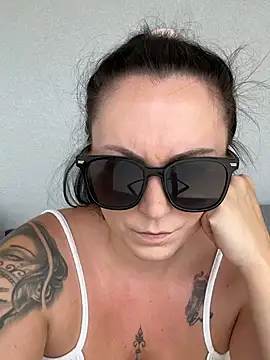 InkedCurly_L Show in webcam