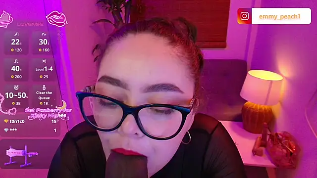 Emmy_peach1's Webcam Show