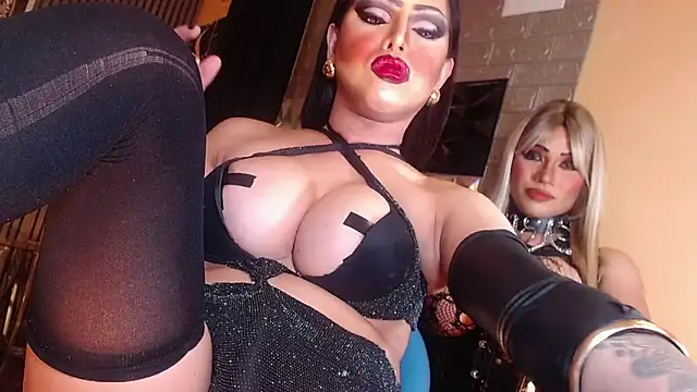 Show de BigCockLatinaTS na webcam