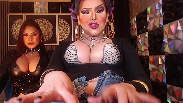 Show modela BigCockLatinaTS na web-kameri