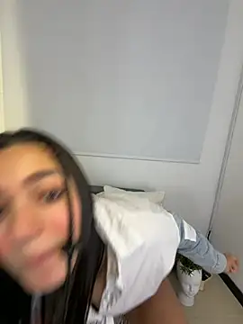 EVA_WILD1: διαδικτυακό σόου στην κάμερα